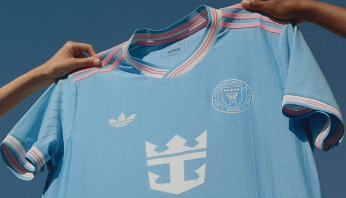 Terceira camisa Inter Miami Adidas 2025/26 versão torcedor em azul celeste com detalhes em rosa e branco.