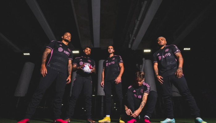 Camisa reserva Inter Miami Adidas 2024/25 versão torcedor, preta com detalhes em rosa e listras em relevo.
