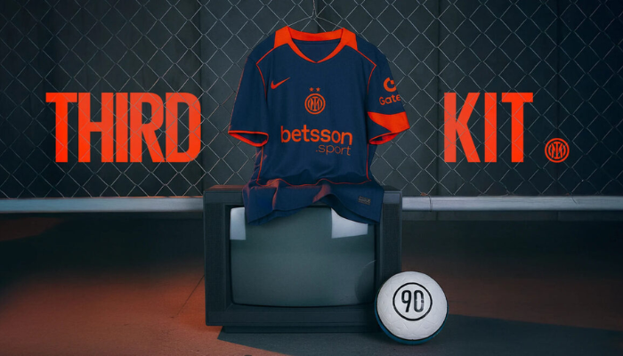 Terceira camisa Inter de Milão Nike 2025/26 versão torcedor, cinza “Thunder Grey” com detalhes em laranja “Safety Orange” e escudo centralizado.