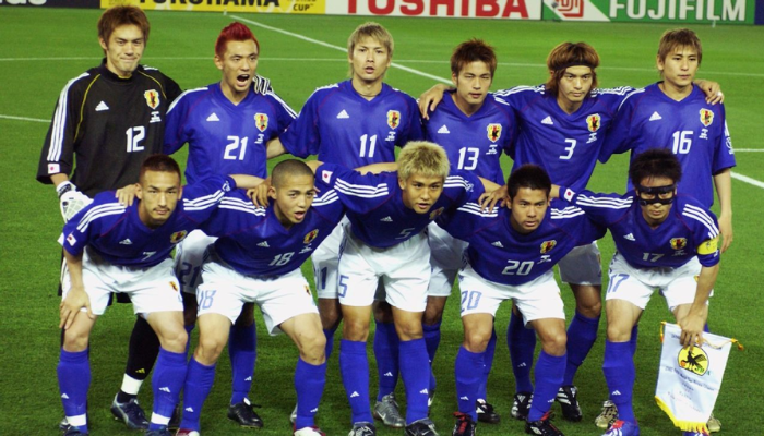 Camisa retrô titular da Seleção Japonesa Adidas 2002 azul royal com detalhes vermelhos e três listras brancas.