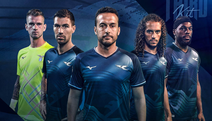Terceira camisa Lazio Mizuno 2025/26 azul-marinho com escudo retrô em relevo e detalhes celestes.
