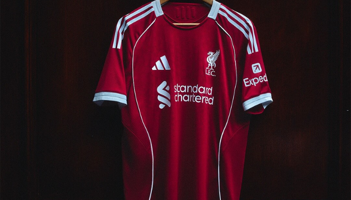 Camisa titular Liverpool Adidas 2025/26 vermelha com detalhes brancos e símbolo 97 em homenagem a Hillsborough.