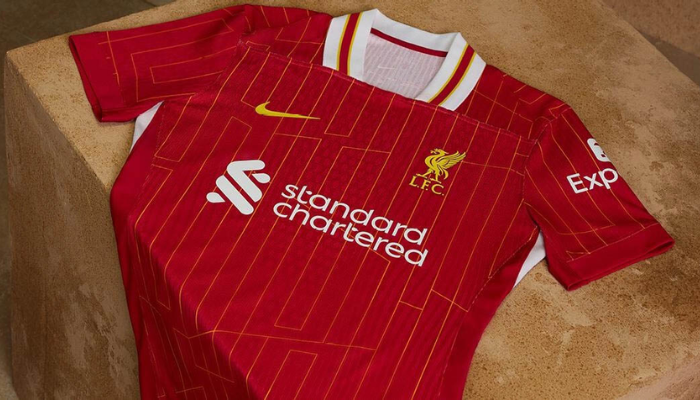 Camisa titular Liverpool 2024/25 versão jogador Nike vermelha com detalhes amarelos
