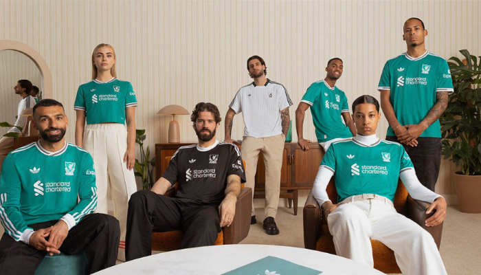 Terceira camisa Liverpool adidas 2025/26 verde-marinho retrô com Trefoil e escudo clássico.