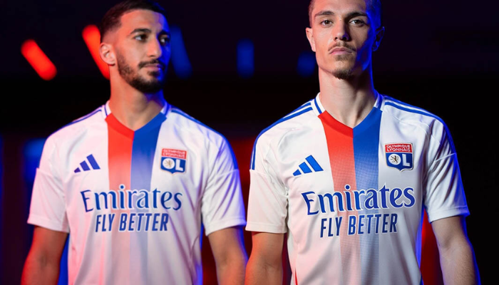 Camisa titular Lyon Adidas 2024/25 branca com faixa tricolor em degradê e gola bicolor, versão torcedor