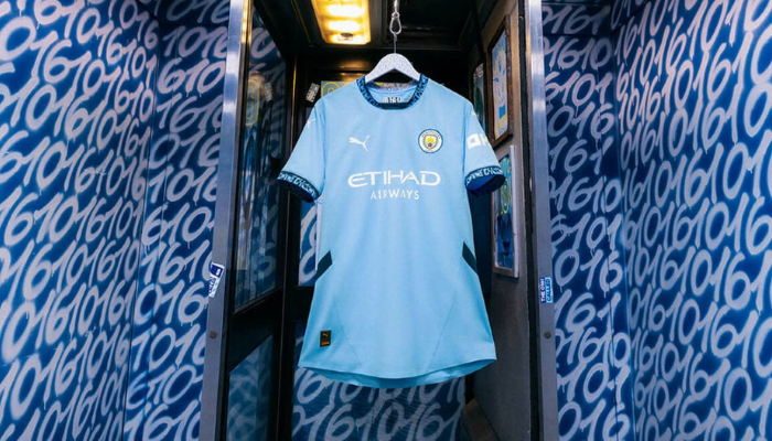 Camisa titular Manchester City 2024/25 Puma azul celeste com detalhes em azul marinho e referência ao código 0161
