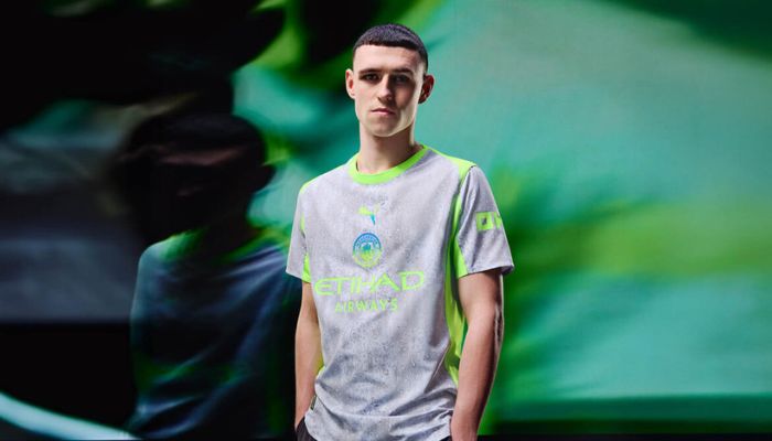 Terceira camisa do Manchester City Puma 2025/26 cinza com detalhes verde neon e escudo transparente.
