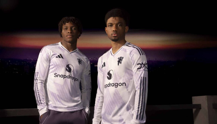 Camisa reserva do Manchester United 2025/26 adidas branca com detalhes lilás e gola V retrô