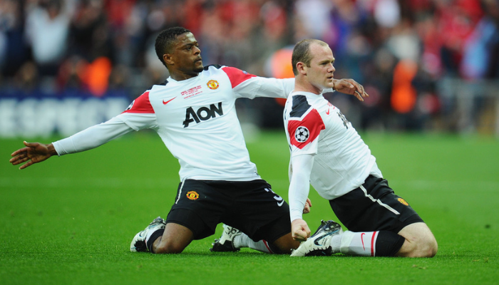 Camisa reserva retrô Manchester United Nike 2010-2011 branca com detalhes clássicos.