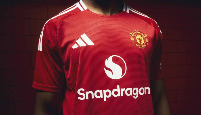 Camisa titular Manchester United Adidas 2024/25 versão torcedor vermelha com detalhes brancos