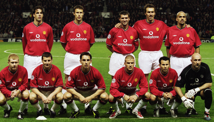 Camisa retrô Manchester United Nike 2001-2002 vermelha clássica com detalhes históricos.