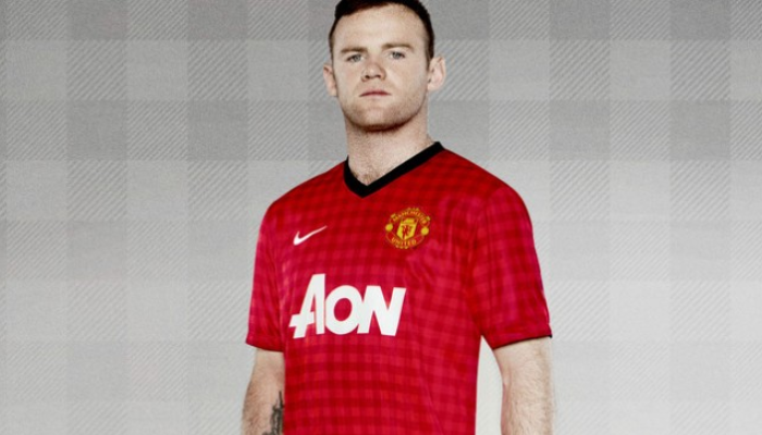 Camisa titular retrô Manchester United Nike 2012-2013 vermelha xadrez, estilo clássico e icônico.