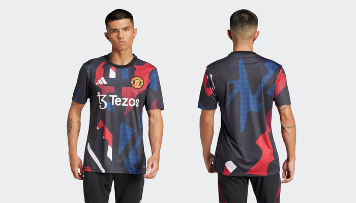 Camisa pré-jogo Manchester United Adidas 2024-2025 preta com gráfico Red Devil e detalhes em vermelho, azul e branco.