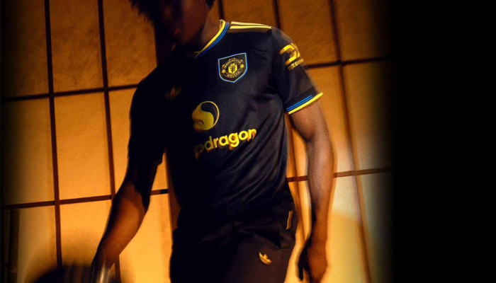 Terceira camisa Manchester United Adidas 2025/26 preta com detalhes amarelos e azuis, design retrô inspirado nos anos 90.