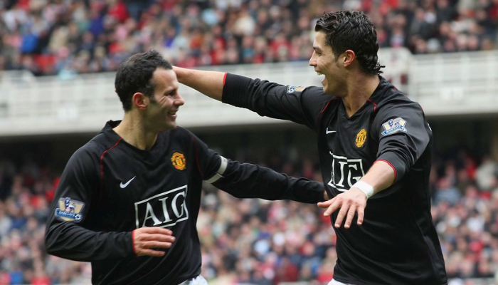Camisa retrô Manchester United Nike 2007-2008 preta com detalhes dourados.