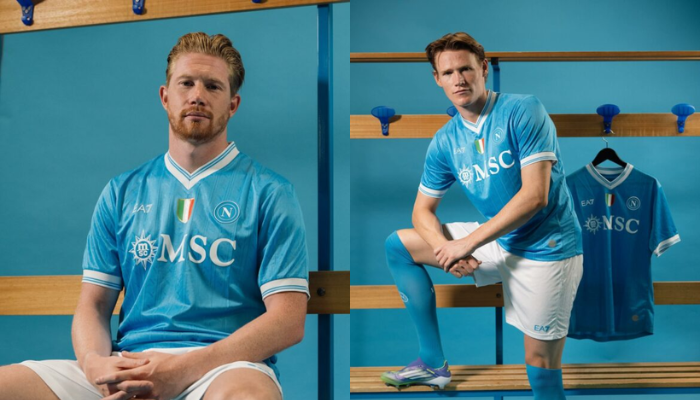 Camisa titular Napoli EA7 2025/26 azul celeste com faixas em relevo e badge de campeão italiano no peito.