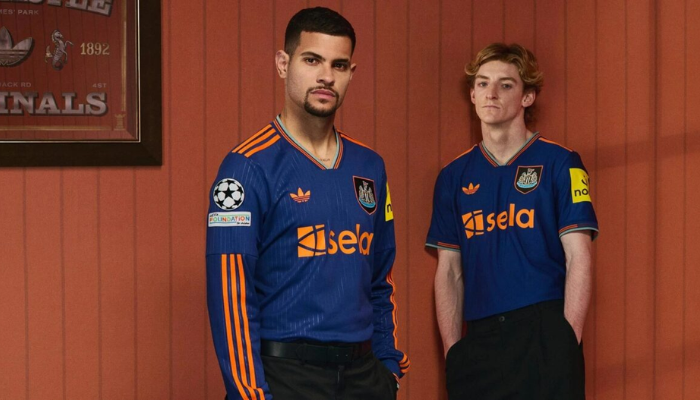 Terceira camisa do Newcastle United Adidas 2025/26 azul royal com detalhes laranja retrô.