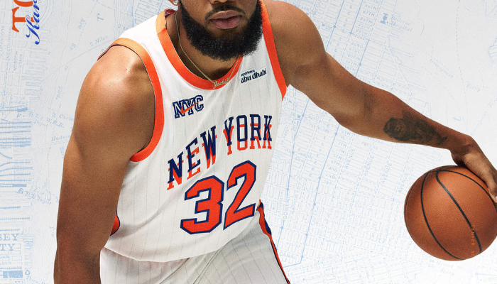 Regata New York Knicks City Edition Nike 2024-2025 branca com azul e laranja.