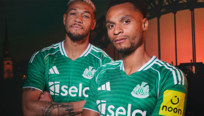 Camisa reserva Newcastle United Adidas 2025/26 verde vibrante com estampa da ponte Tyne e gola em V branca.