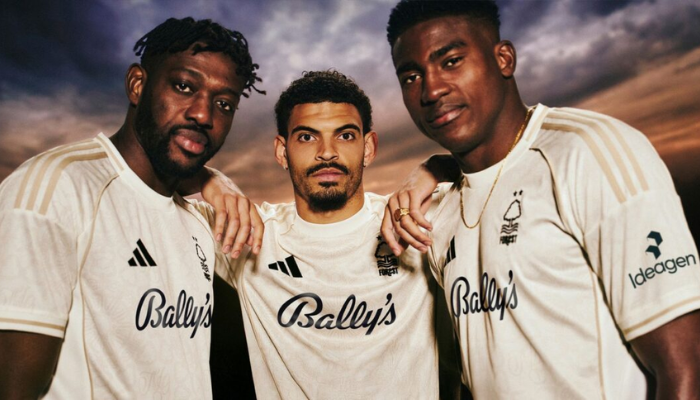 Camisa reserva Nottingham Forest Adidas 2025/26 versão jogador, off-white com detalhes escuros e padrão inspirado na renda de Nottingham.