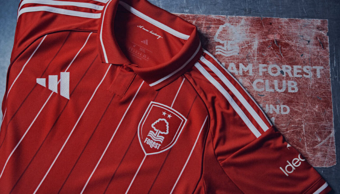 Camisa titular Nottingham Forest Adidas 2025/26 vermelha com listras brancas e gola polo retrô
