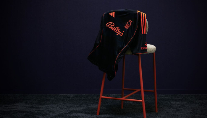 Terceira camisa Nottingham Forest Adidas 2025/26 versão torcedor em azul-marinho com detalhes vermelhos.