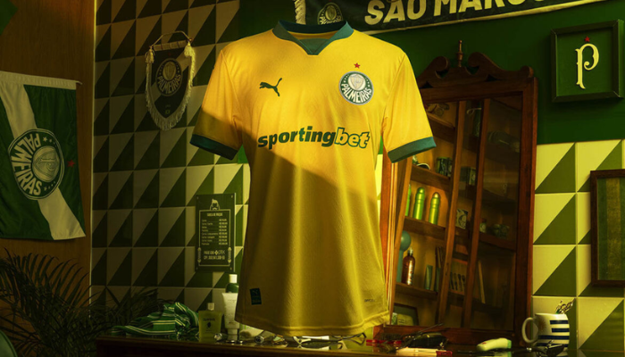 Camisa terceira do Palmeiras Puma 2025/26 versão torcedor, amarela com gola e punhos verdes, inspirada no amistoso de 1965.