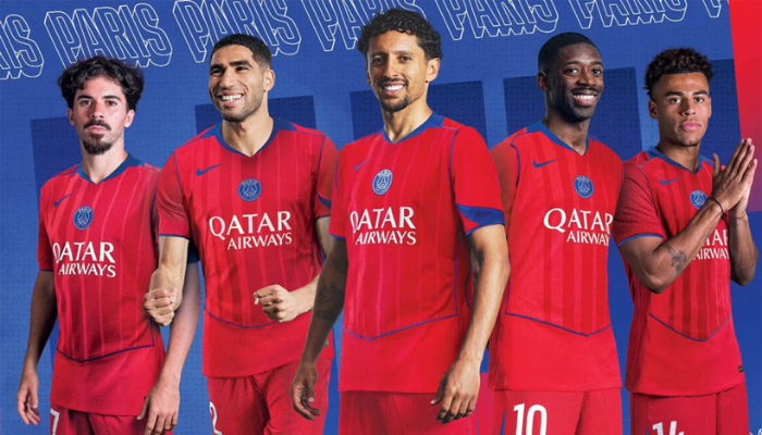 Terceira camisa PSG Nike 2025/26 vermelha com faixas degrade e detalhes em azul, inspirada no lendário template T90.