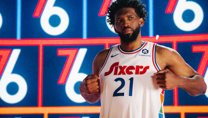 Regata Philadelphia 76ers City Edition Nike 2024/25 branca inspirada na Spectrum Arena.