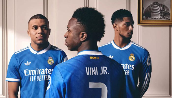 Terceira camisa do Real Madrid Adidas 2025/26 azul com gola branca e detalhes retrô inspirados no Santiago Bernabéu.