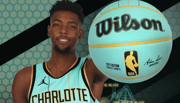 Camisa regata Charlotte Hornets 2024/25 verde-menta com detalhes em dourado e preto, nome LaMelo Ball #1 e inscrição “Charlotte” no peito em destaque