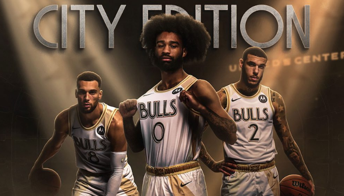 Camisa regata Chicago Bulls 2024/25 branca com detalhes dourados, número e nome Zach LaVine #8, fontes inspiradas no United Center e etiqueta homenageando a marquise “Casa dos Bulls”