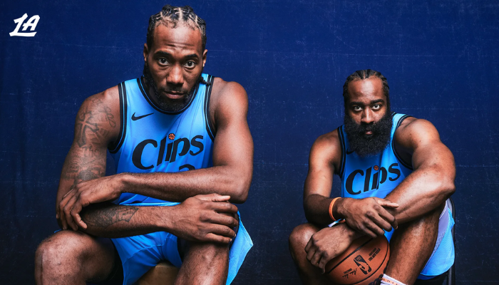 Camisa regata Clippers 2024/25 azul com detalhes pretos, arte de Jonas Wood e “Clips” no peito, modelo Kawhi Leonard #2, inspirada na cultura e no basquete de Los Angeles