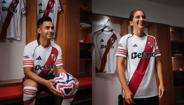 Camisa titular River Plate 2025 Adidas branca com faixa vermelha, gola preta com detalhe vermelho, mangas com listras horizontais e a palavra “Grandeza” na nuca