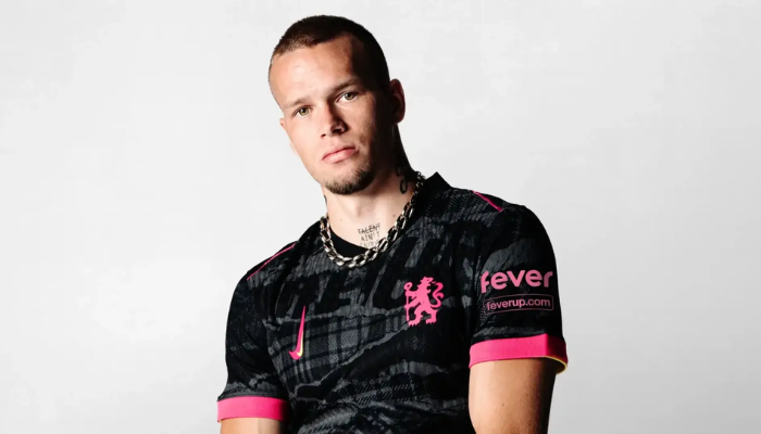 Terceira camisa Chelsea Nike 2025/26 preta com detalhes em rosa e amarelo estilo punk.