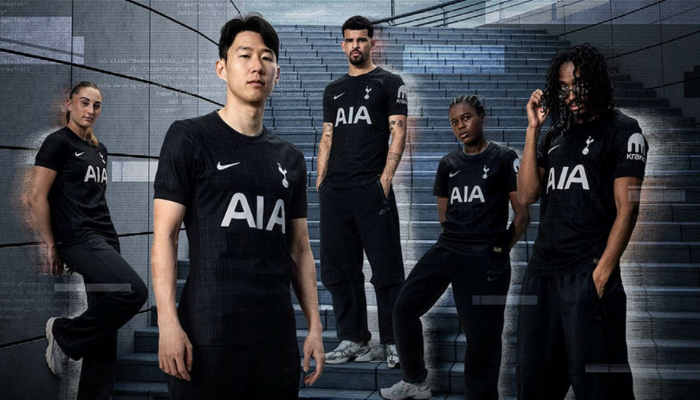Camisa reserva do Tottenham Nike 2025/26 preta com padrão quadriculado cinza.