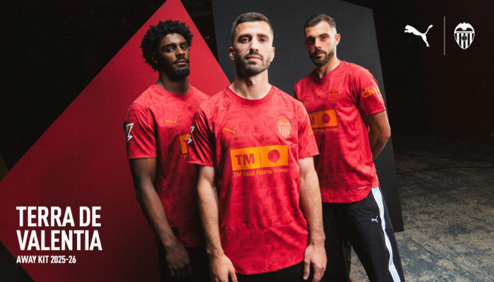 Camisa reserva Valencia Puma 2025/26 vermelha com detalhes gráficos e logo laranja