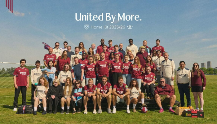 Camisa titular West Ham Umbro 2025/26 grená com detalhes azul celeste e patrocínio Boyle Sports
