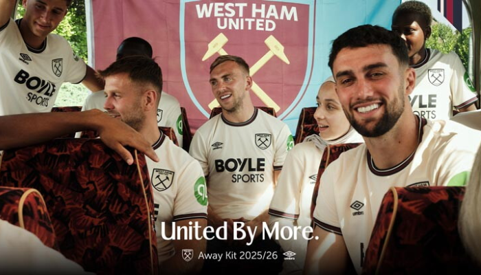 Camisa reserva West Ham 2025/26 Puma off-white com gola azul marinho e faixas grená.