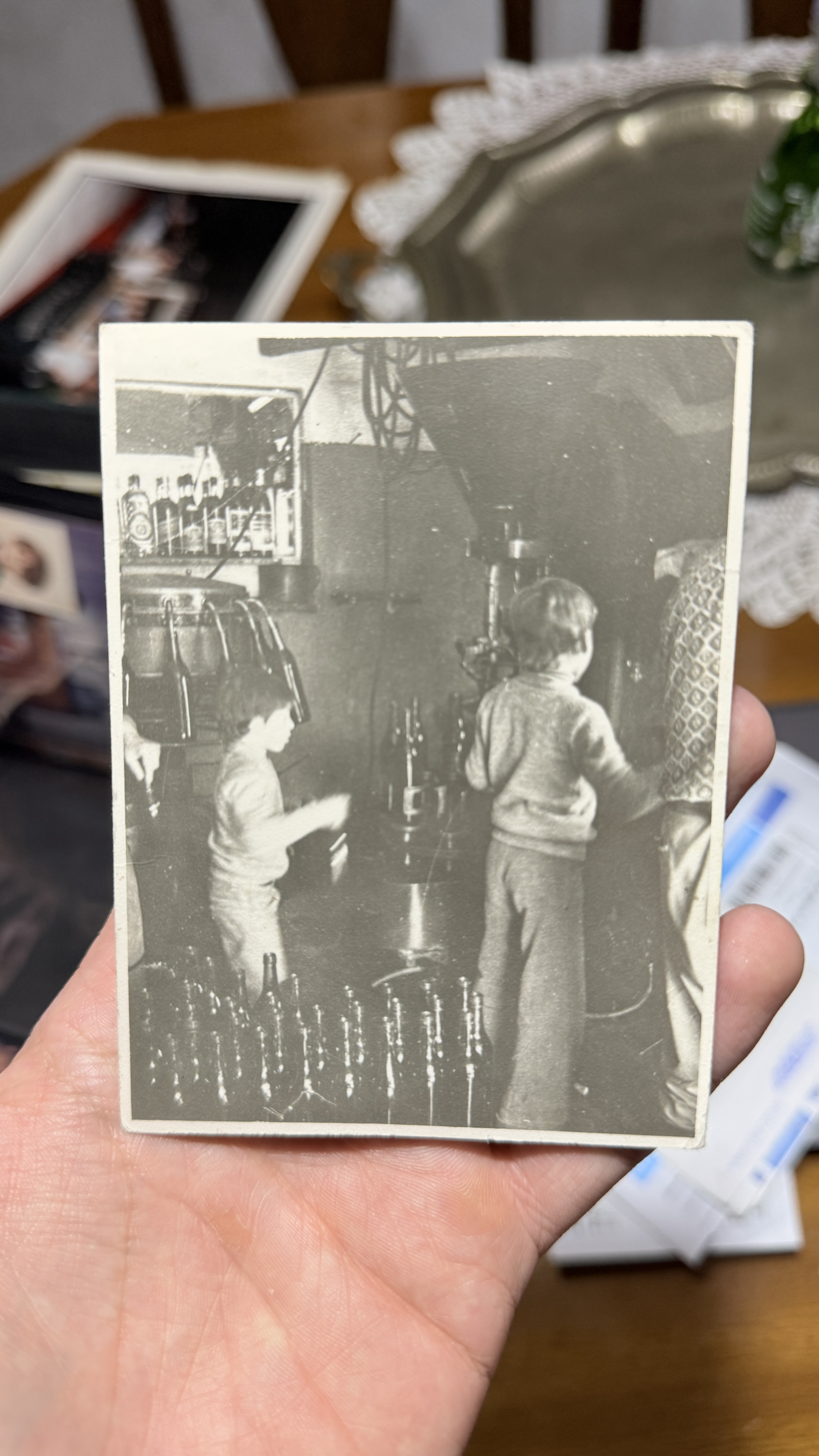 F&aacute;brica artesanal de licores La Triestina en sus inicios, con operarios trabajando en el embotellado manual, a&ntilde;os 60, Florida, Buenos Aires