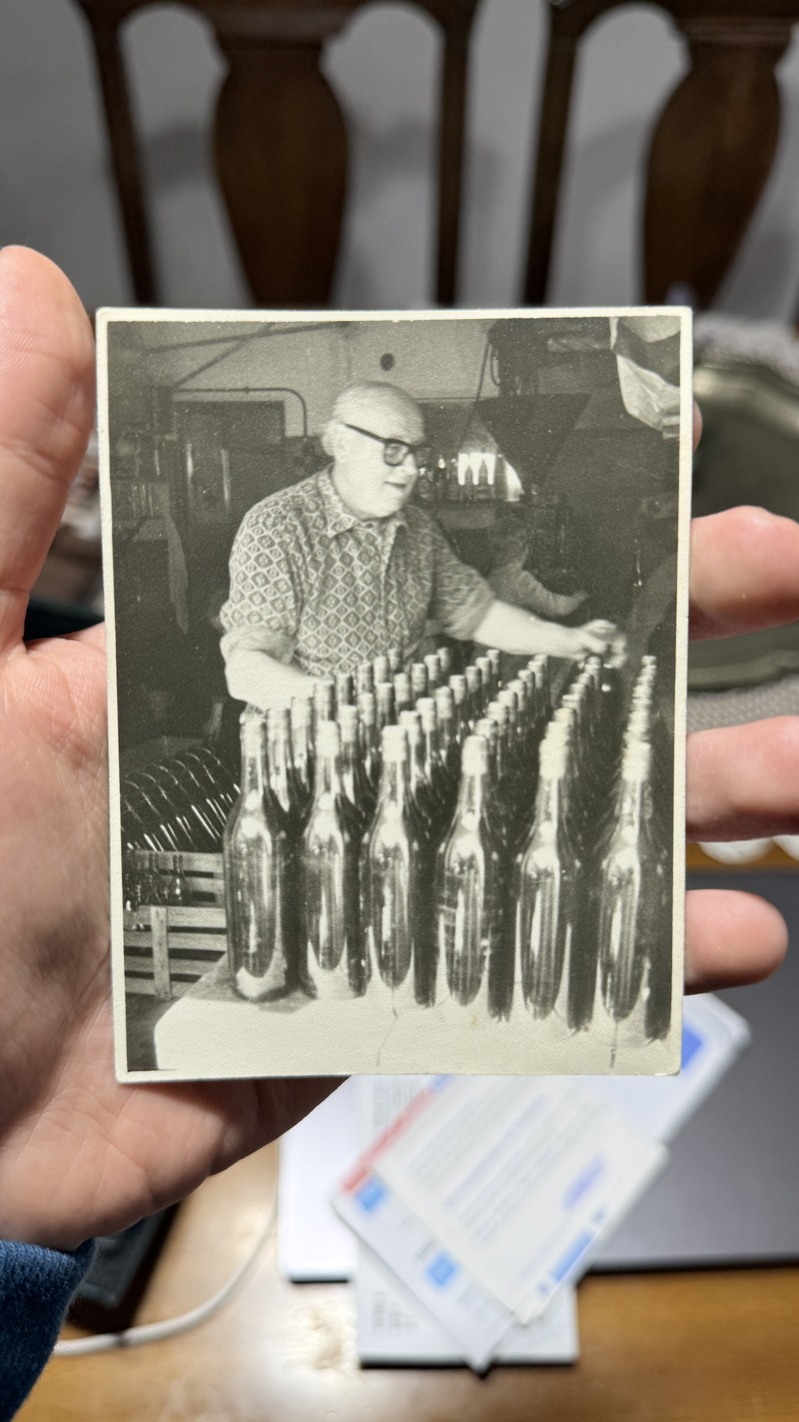 Juan Belle, fundador de La Triestina, elaborando licores artesanales en su f&aacute;brica de Florida, Buenos Aires, en 1967