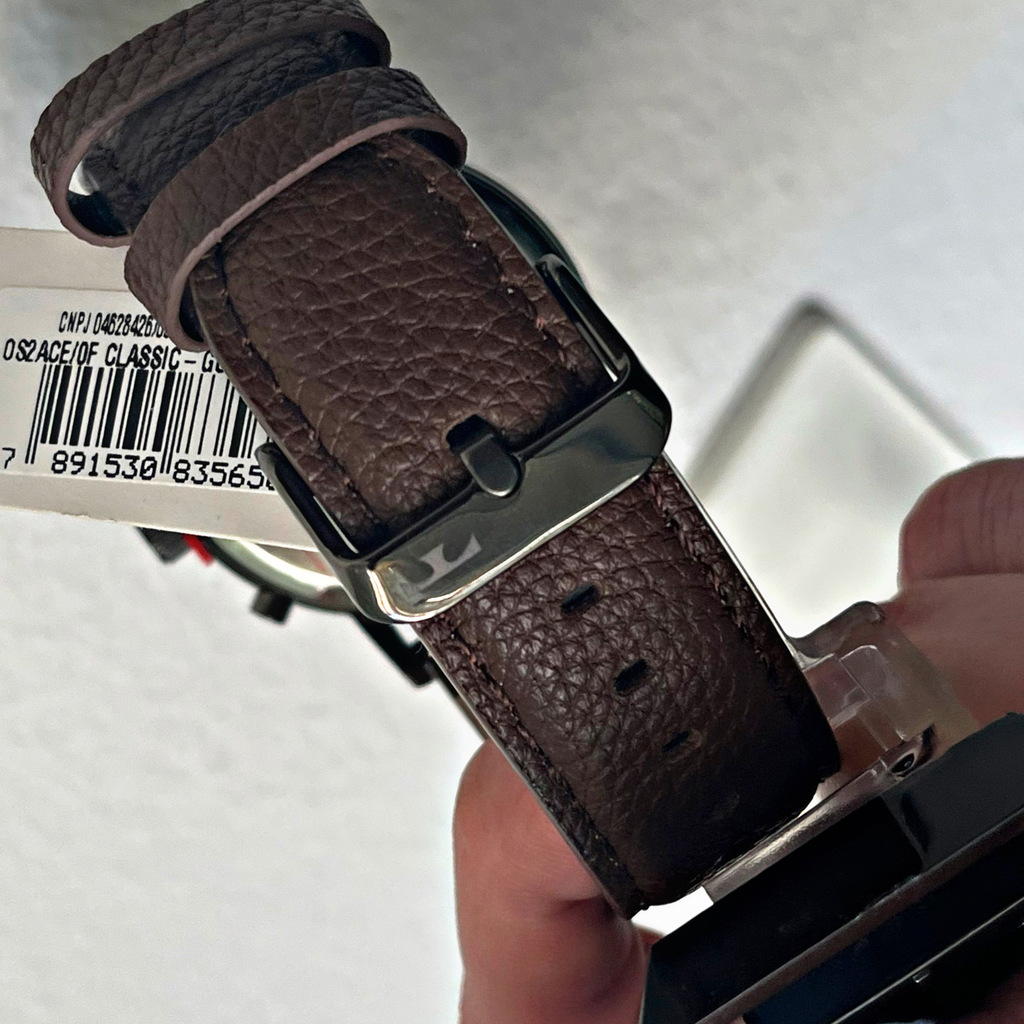 Detalhe do Technos Golf OS2ACE bem de perto pulseira marrom do relógio