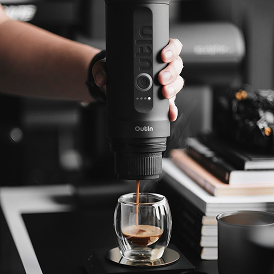 OutIn Nano en casa preparando espresso
