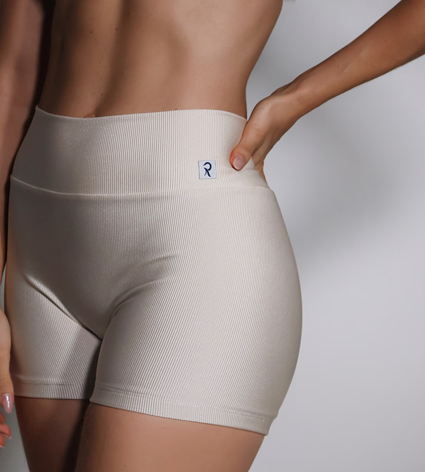 Detalhe de peça Rivvi em tecido Trilobal Rib Off-White