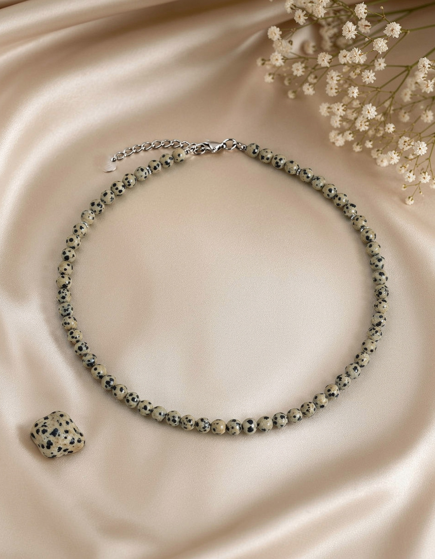 Collar Alegr&iacute;a de Jaspe D&aacute;lmata 6 mm con acero quir&uacute;rgico plateado