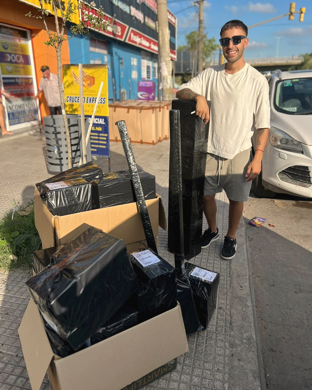 Hernán despachando pedidos en el correo