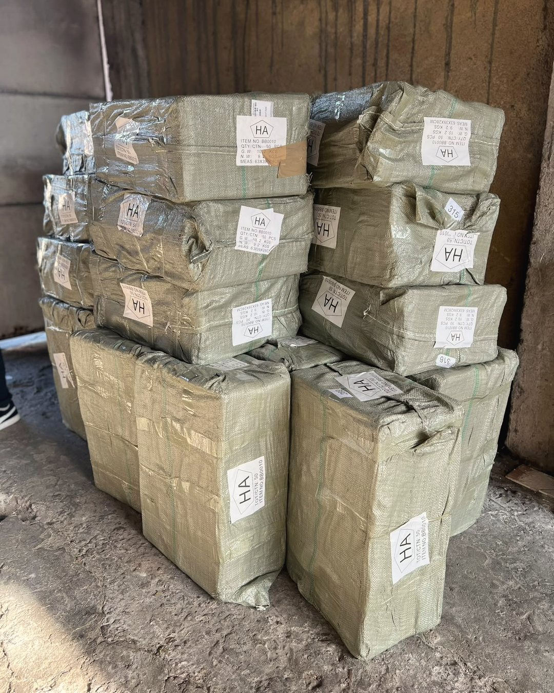 Bultos de mercadería recién llegados