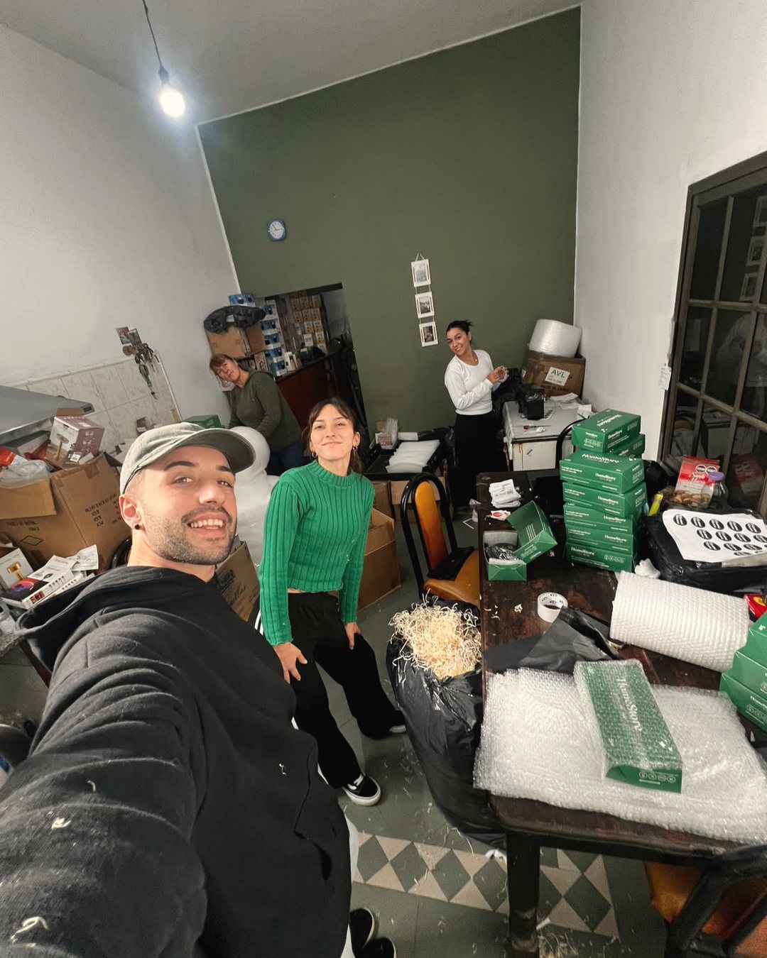 El equipo de Home Store preparando pedidos