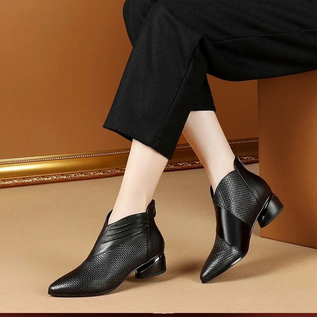 Bota em couro feminina preta