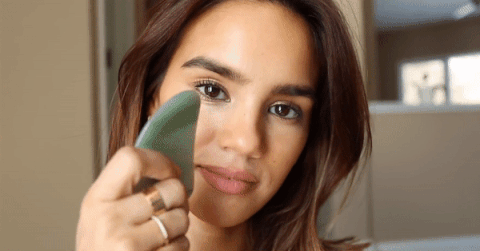 Uso de Gua Sha en rostro